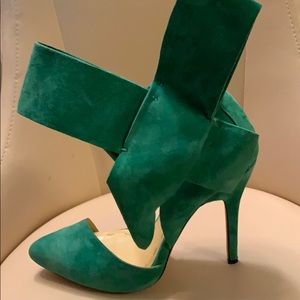 Aminah Abdul Jillil Green Bow Pumps